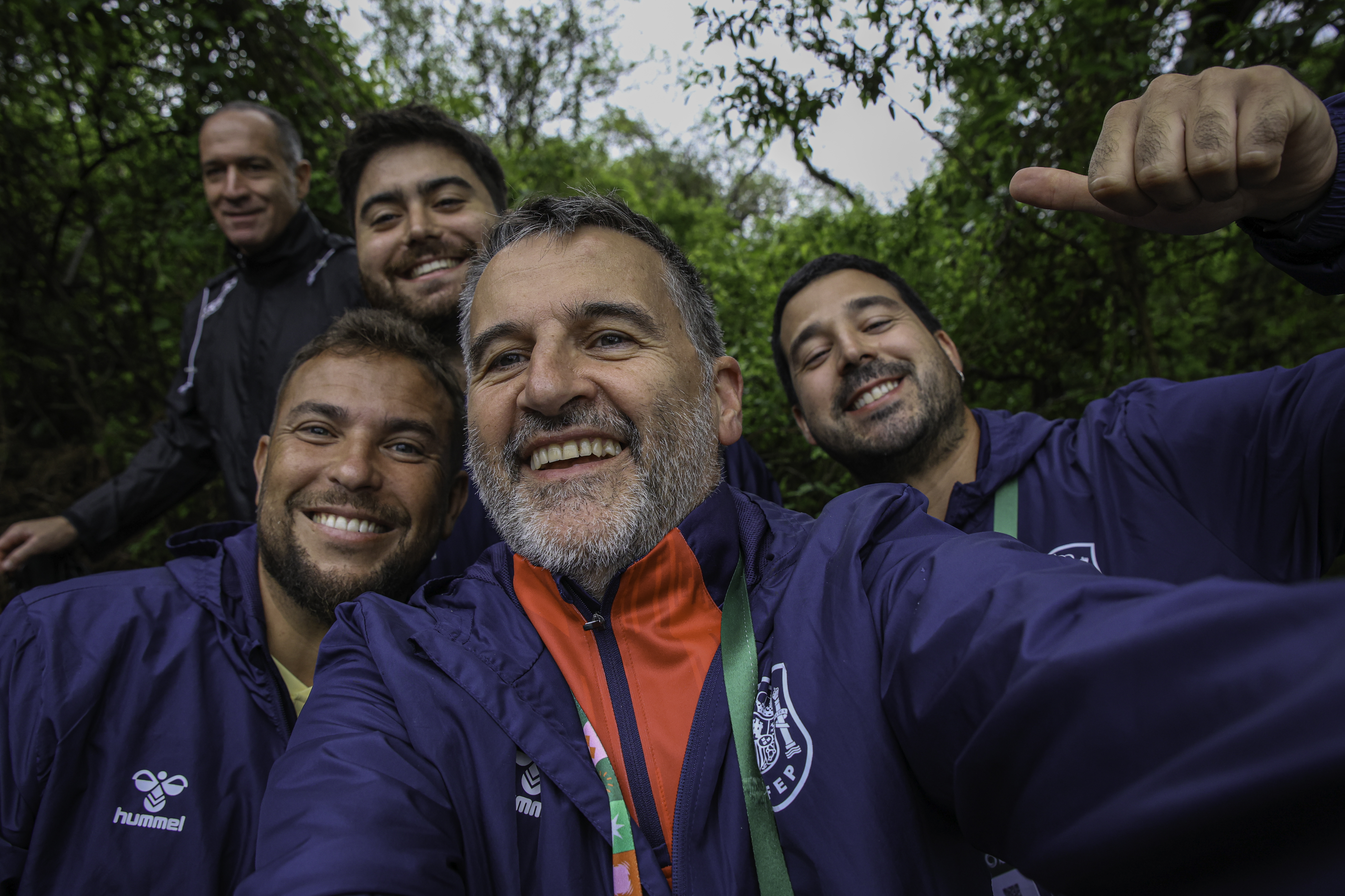 Selfie con el seleccionador de Alpino y compañeros de Media en el cerro Lambaré.
